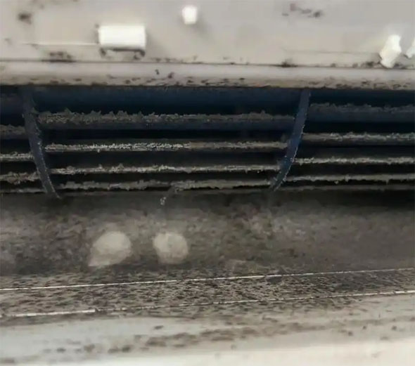 伊川空调吹的风有股烧焦味是怎么回事